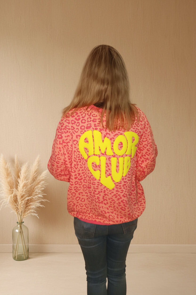 Amor Club Sweatshirt Rückenprint Nahaufnahme – AMOR CLUB gelber Schriftzug Herzform