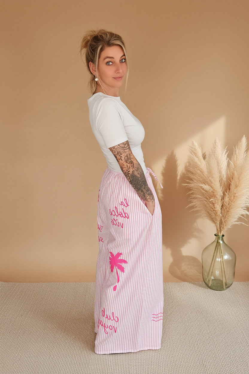 Boho-Luxe rosa-weiß gestreifter Baumwollrock mit Palmenprint und weißem T-Shirt.