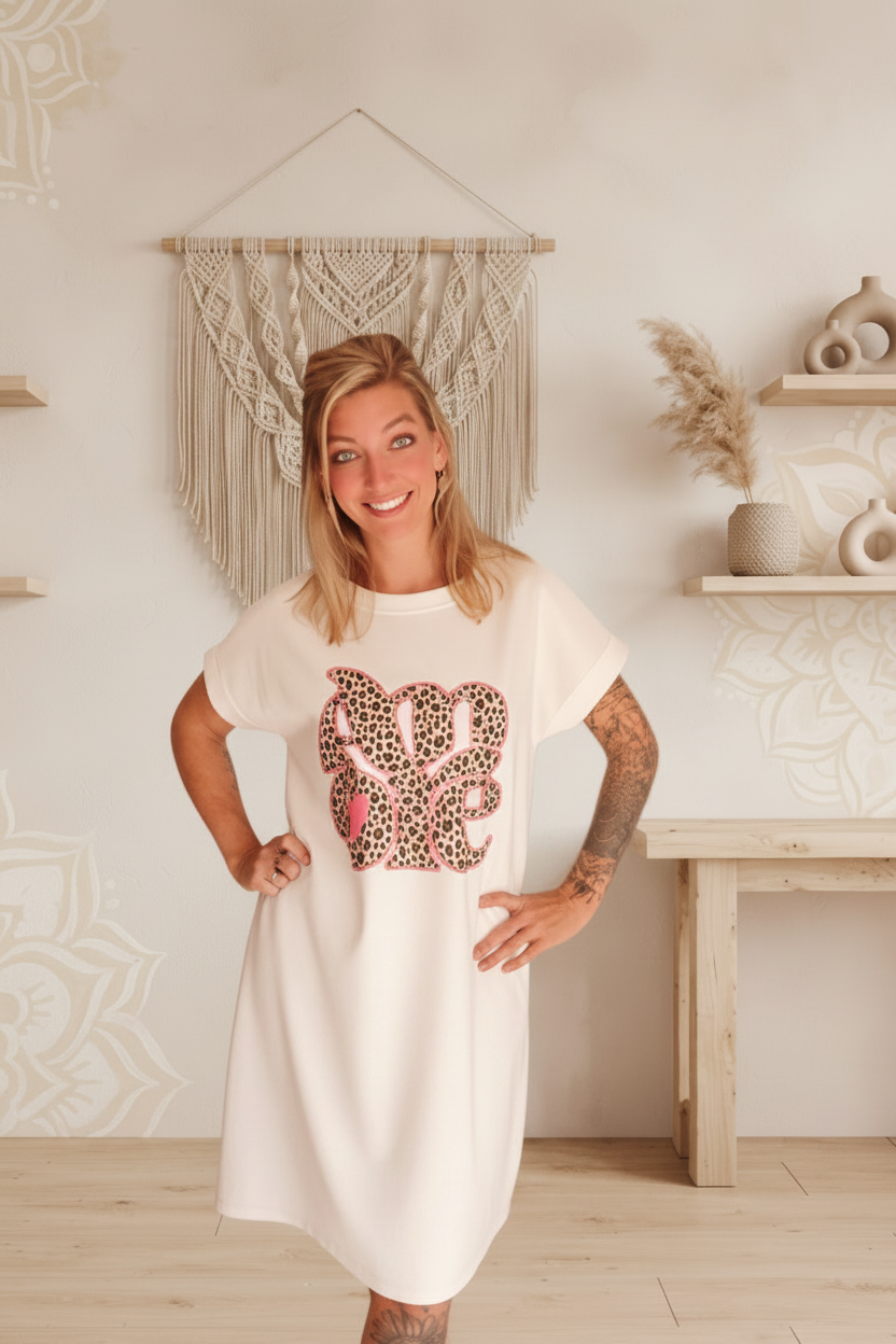 Boho-Luxe cremeweißes Baumwollkleid mit rosa Leopardenmuster-Print.