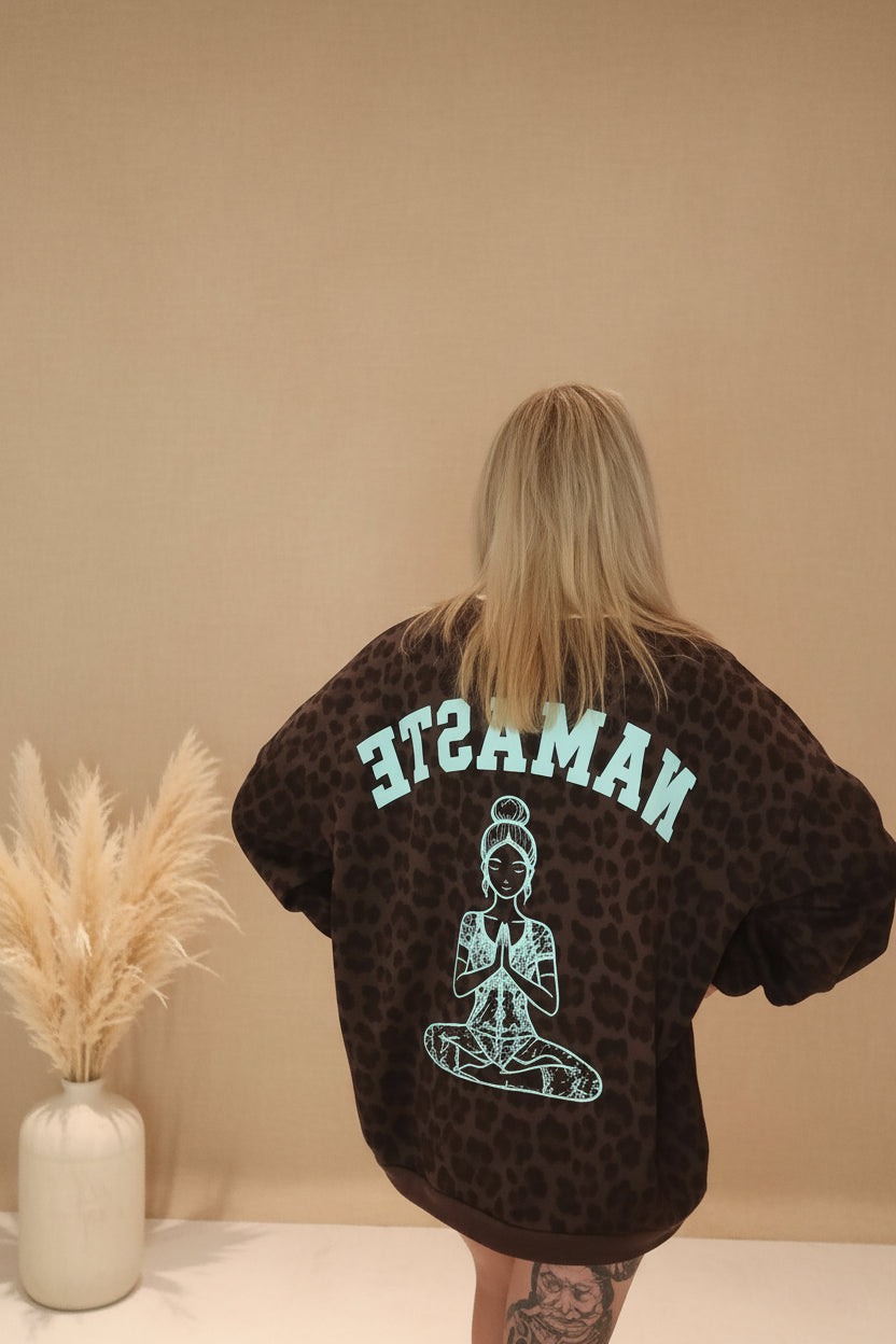 Namasté Oversize Sweater Leo – Detailansicht hellblauem Brustprint auf Leoparden-Muster