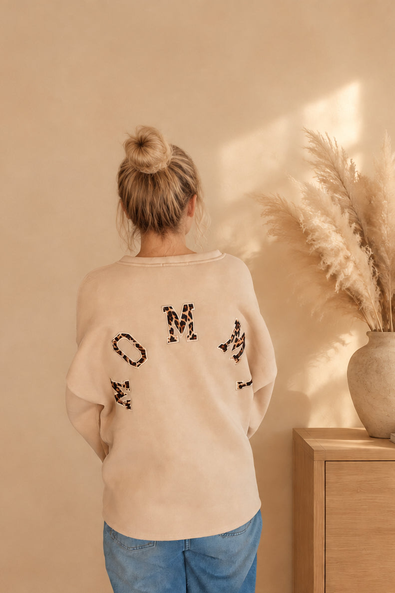 Rückansicht des cremefarbenen Damen-Sweatshirts mit bogenförmigem MOMMY-Schriftzug im Leomuster.