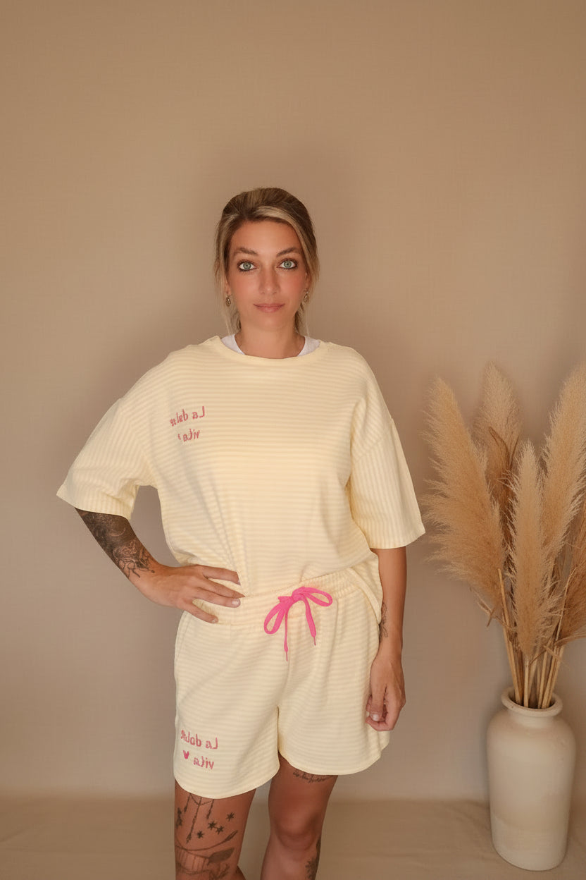 Boho-Luxe Damen Set aus gelbem Rippstoff mit Shorts und T-Shirt.