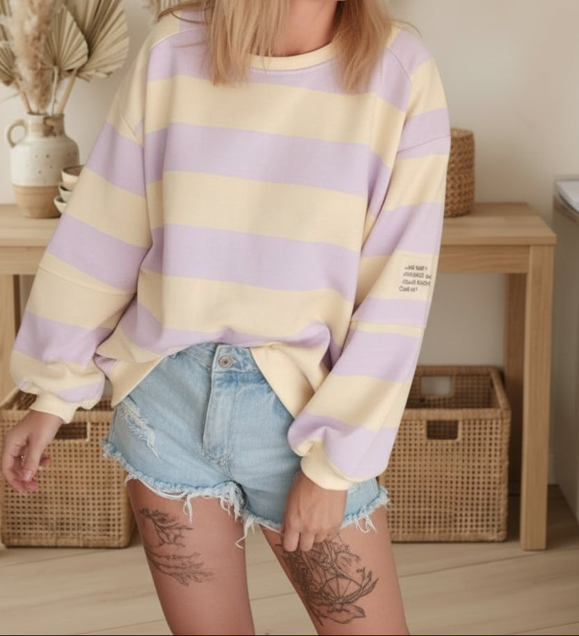 Boho-Luxe gestreifter Sweatshirt in Flieder und Beige aus weichem Baumwollstoff.