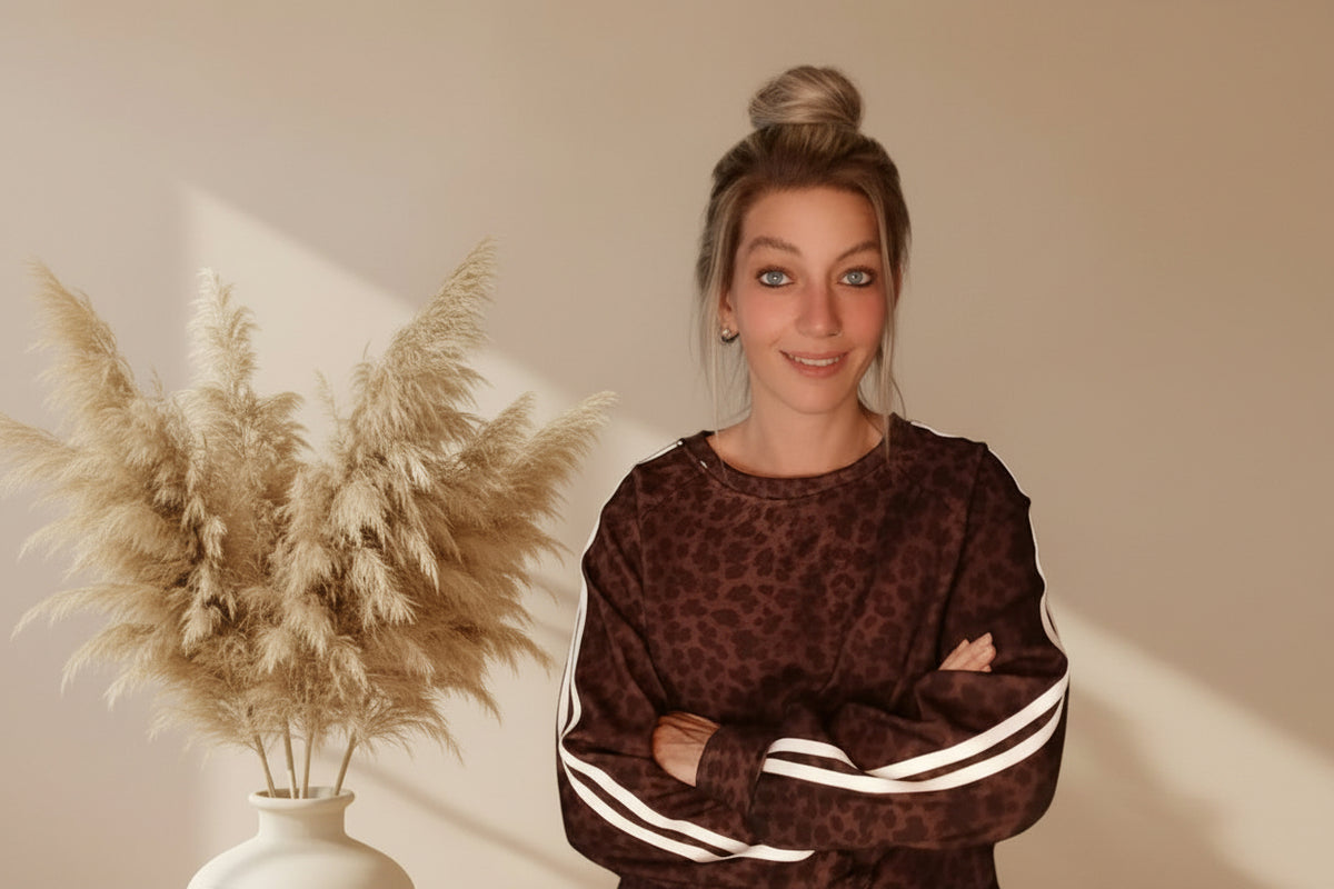 Damenpullover mit braunem Animal-Print und sportlichen Streifen, Frontansicht