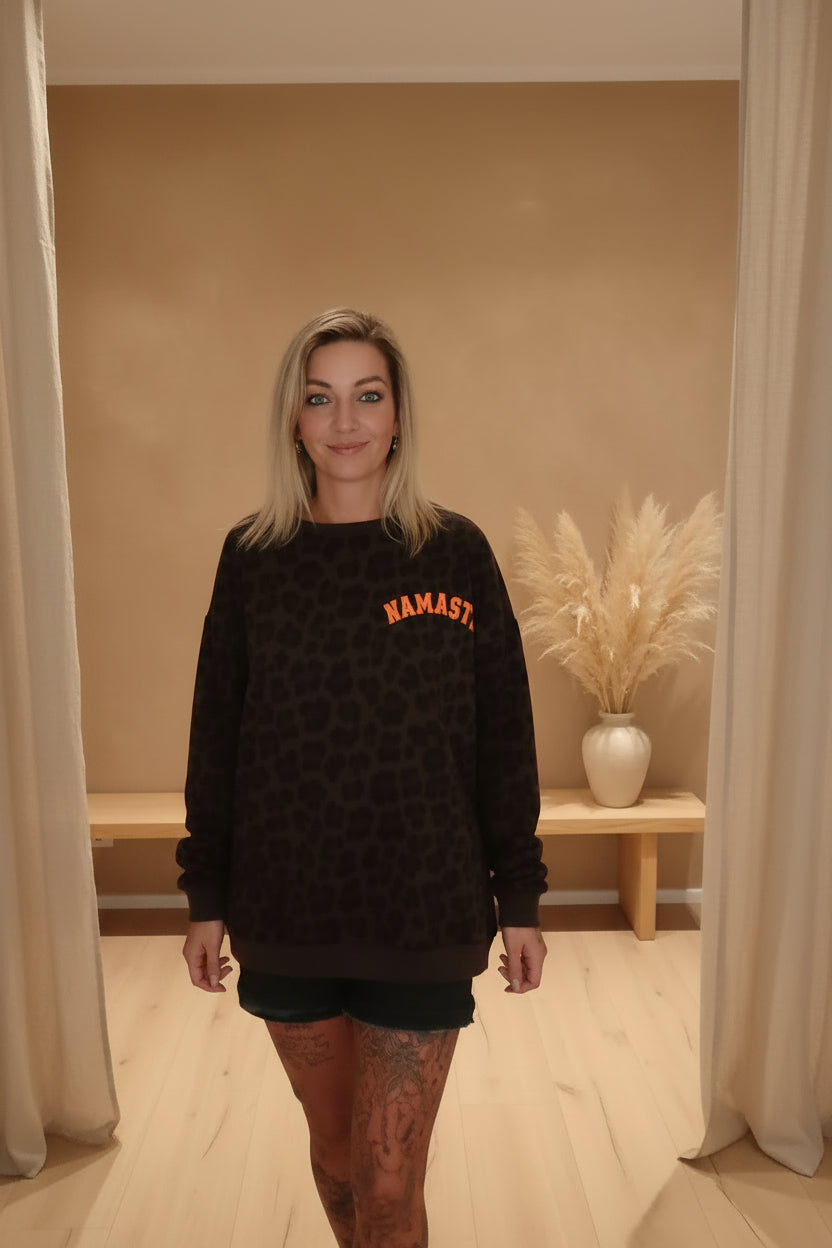 Namasté Oversize Sweater Leo – Frontansicht hellblauem Namasté-Schriftzug, Boho-Lifestyle