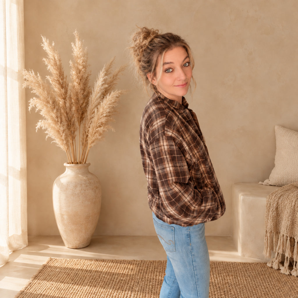 Braun-beige karierte Damenjacke offen über einem roten Oberteil, Frontansicht am Model