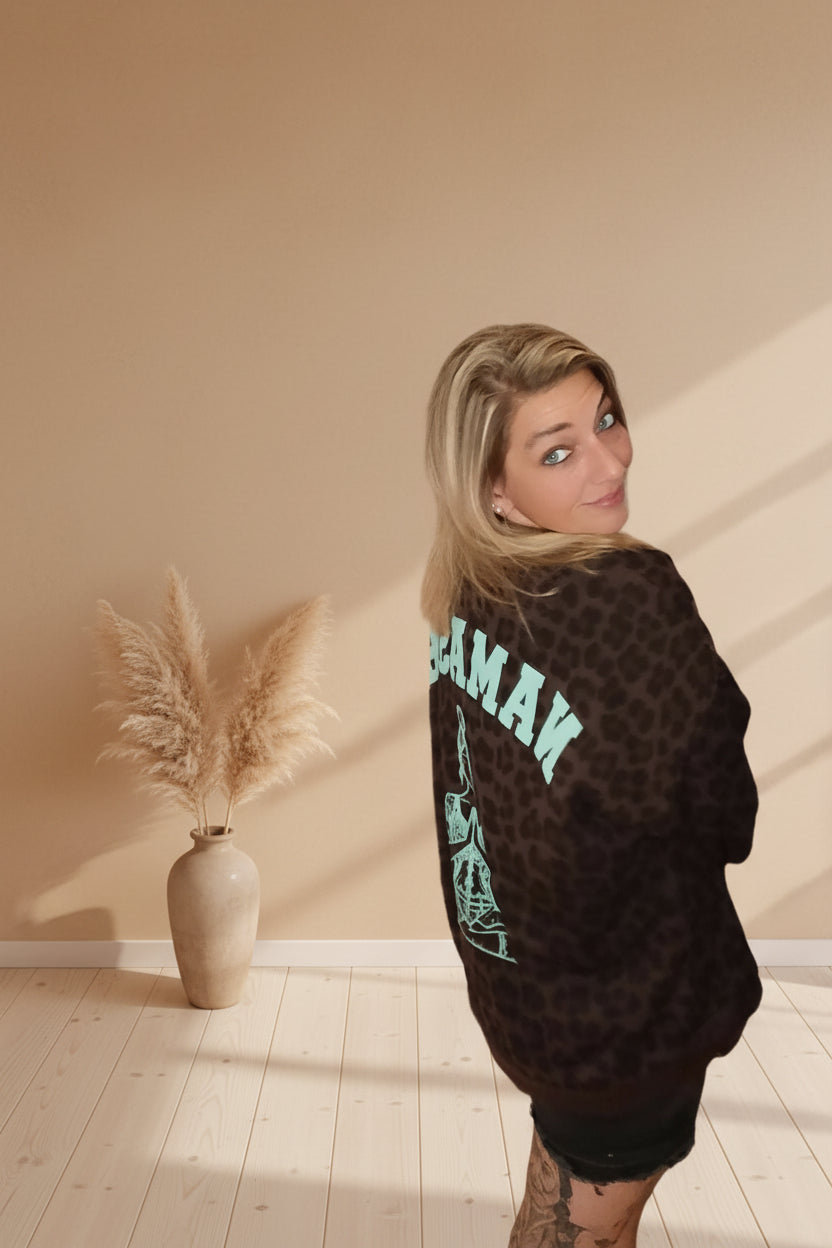 Namasté Oversize Sweater Leo – Rückenansicht hellblauem Namasté-Print, Leoparden-Muster