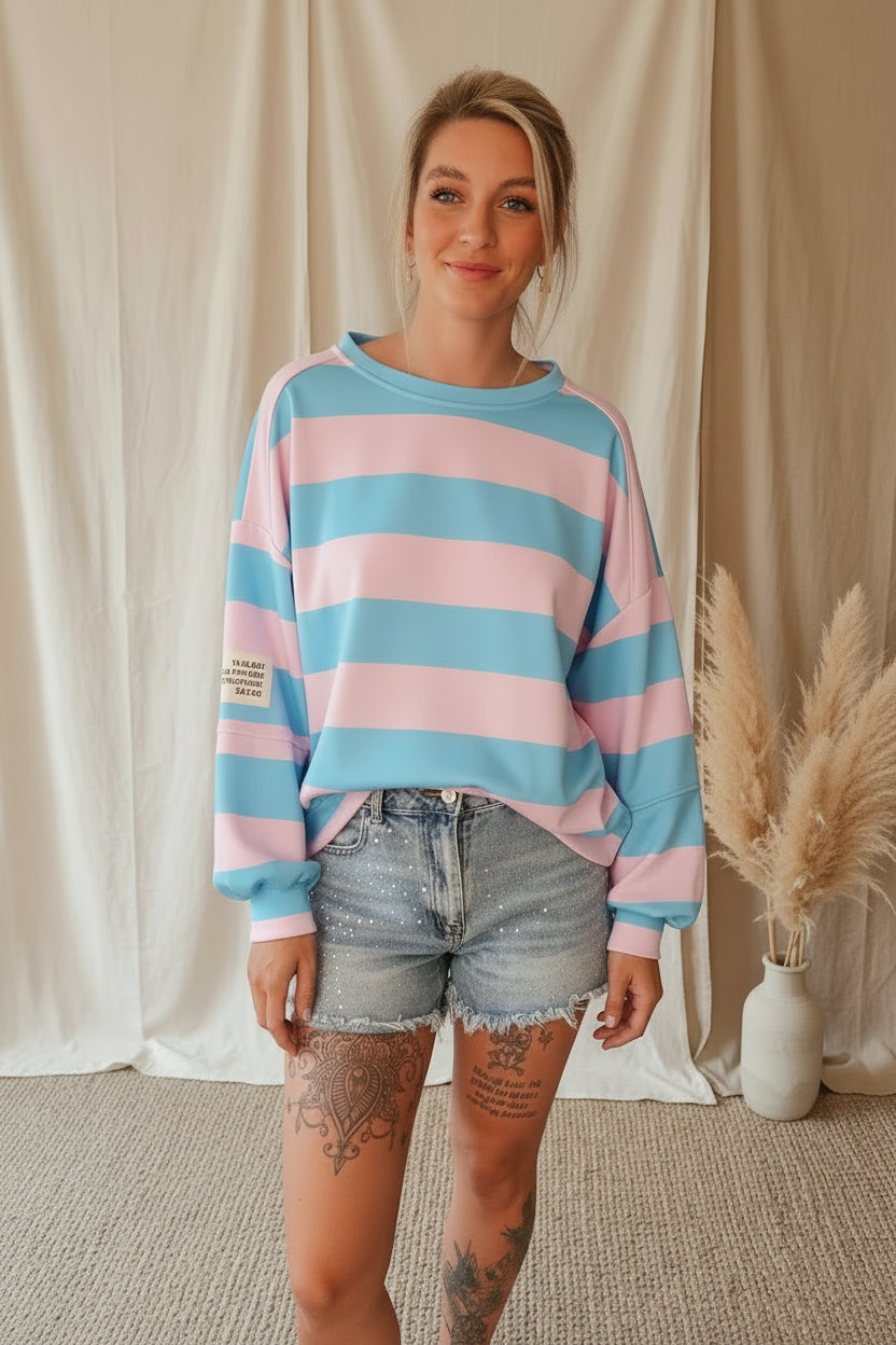 Boho-Luxe gestreifter Sweatshirt in Rosa und Hellblau aus weichem Baumwollstoff.