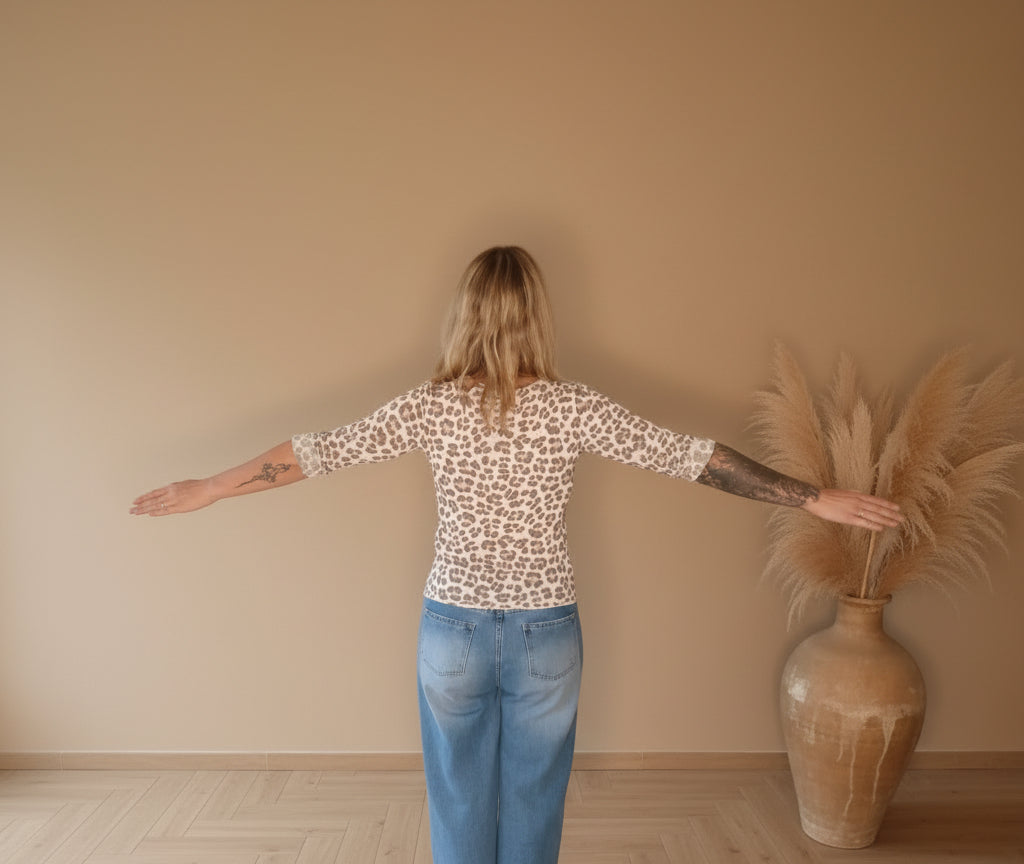 Langärmliges Leo-Oberteil in Beige und Braun in Rückansicht