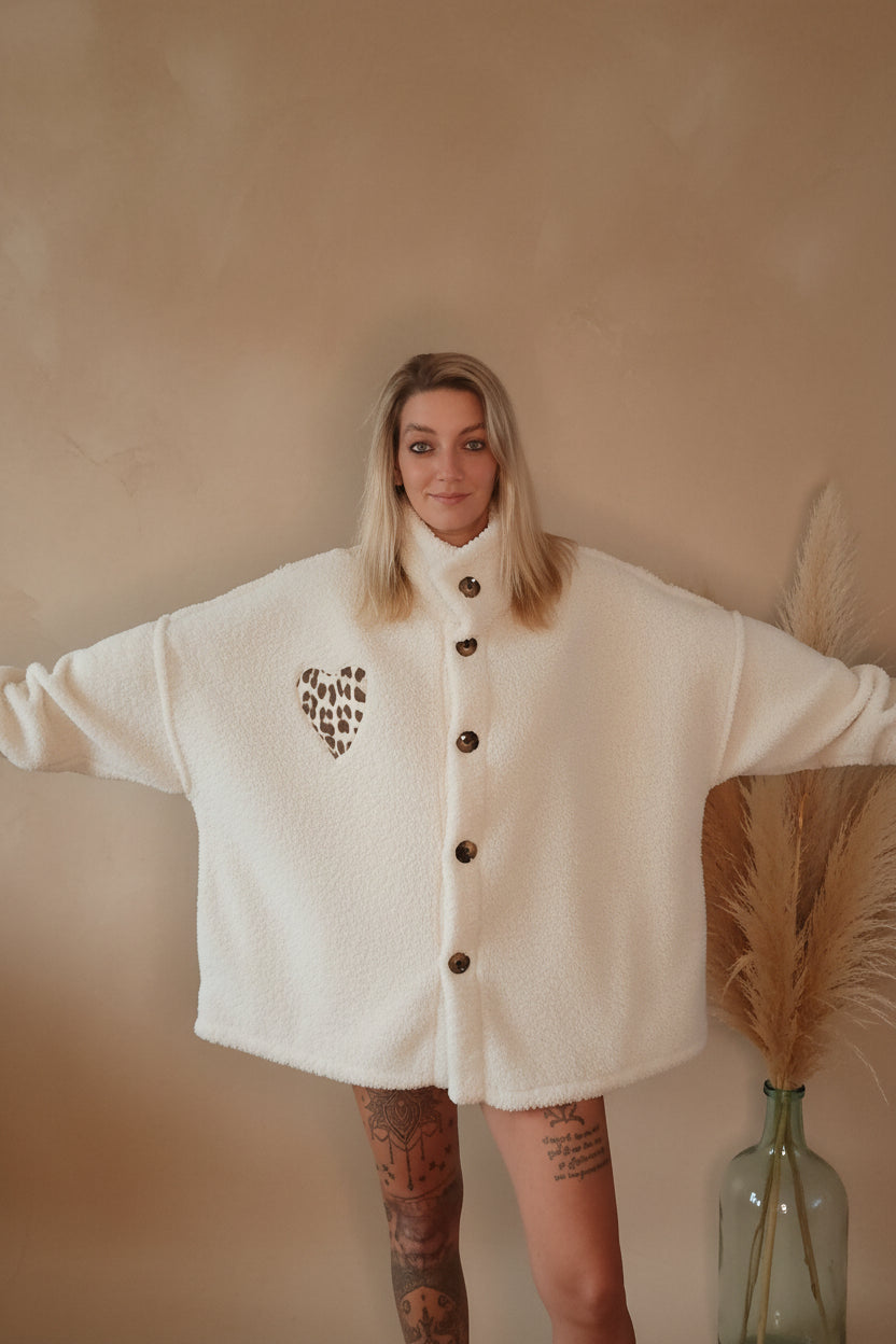 Oversize Teddy-Jacke cremeweiß mit Leo-Herz – Frontansicht Hauptbild – Made in Italy