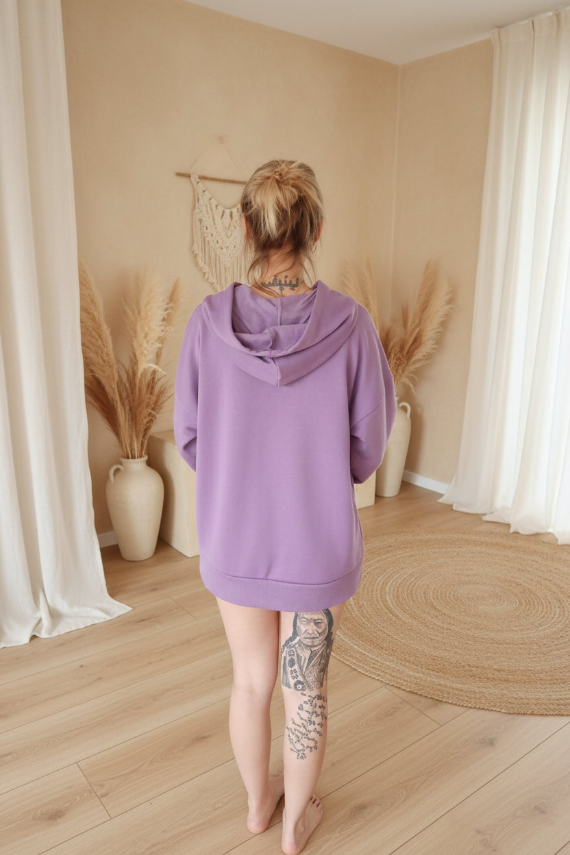 Lila Boho-Luxe Oversize-Hoodie aus weichem Stoff in einem hellen Raum.
