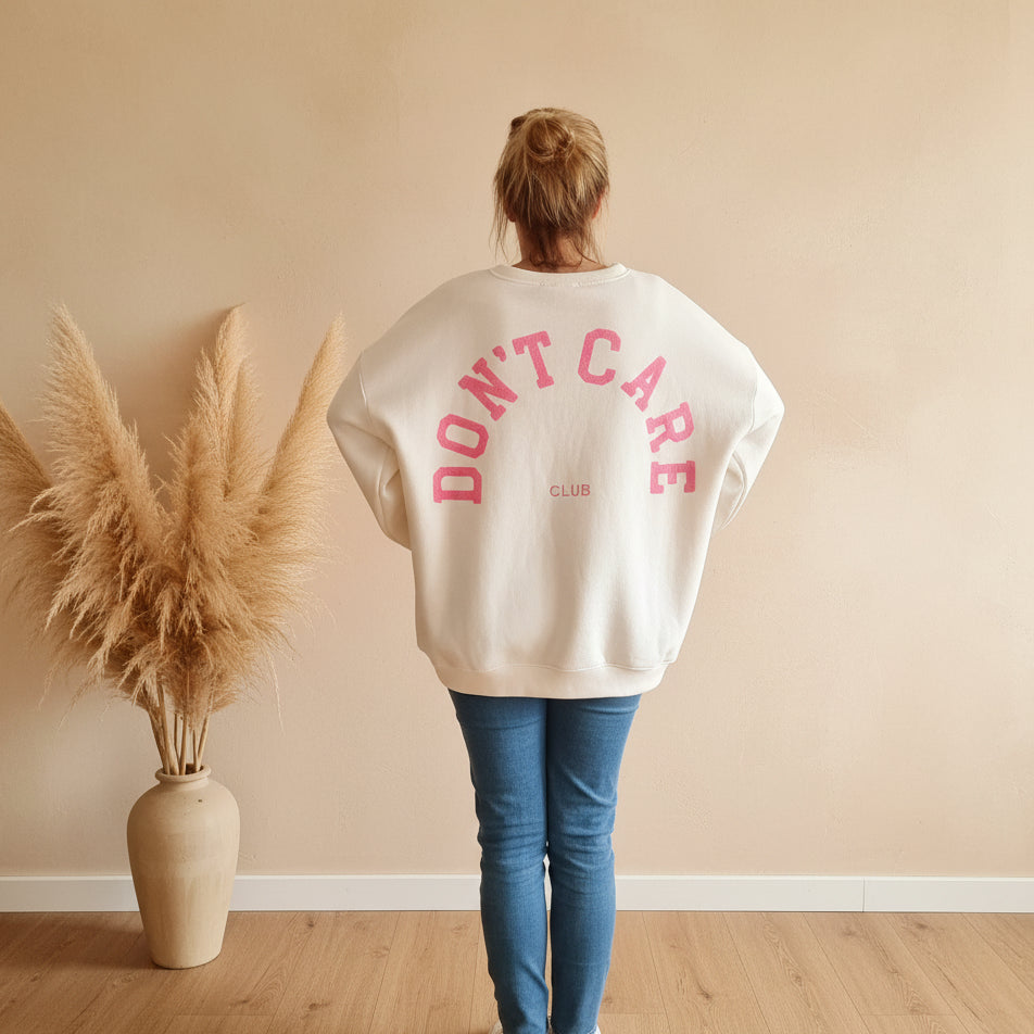 Weißes Oversize Sweatshirt mit „Don't Care Club" Backprint – Rückenansicht, Damen Streetstyle