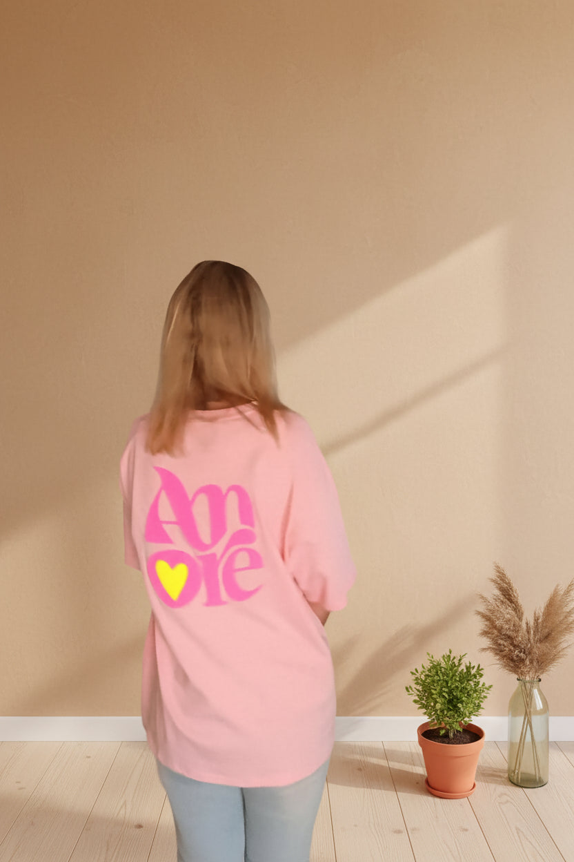 Amore Rosa Oversized T-Shirt – Rückenansicht Boho-Styling, pinker Amore-Print mit Neon-Herz
