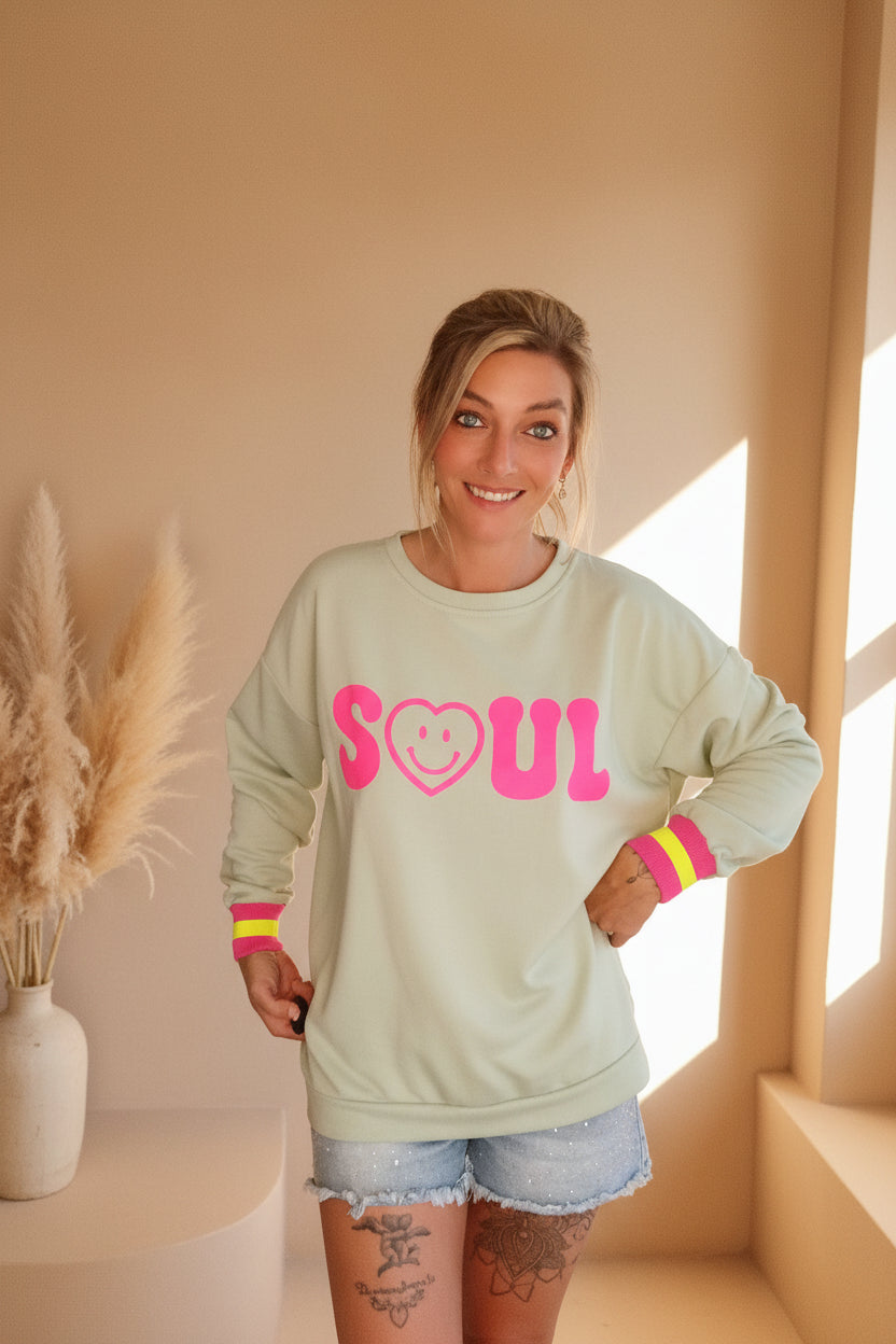 Boho-Luxe mintgrüner Sweatshirt mit pinkem Soul-Print aus weichem Baumwollstoff.