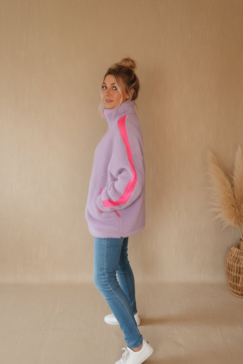 Detailansicht Teddy Sweater Flieder mit hohem Stehkragen und Neonpink