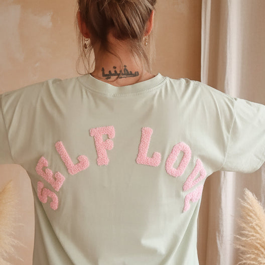 Mintgrünes T-Shirt Self Love, Rückenansicht mit pinkem 3D-Chenille-Schriftzug SELF LOVE, Detailaufnahme