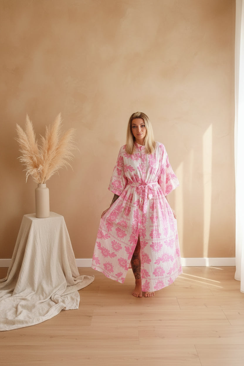 Blossom Kleid Rosa Frontansicht – Lässige Pose mit Händen in Taschen, rosa Midi-Blumenkleid Boho
