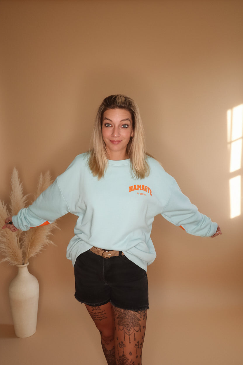 Namaste Oversized Sweatshirt Damen Pastellblau mit orangem NAMASTE-Print – Frontansicht