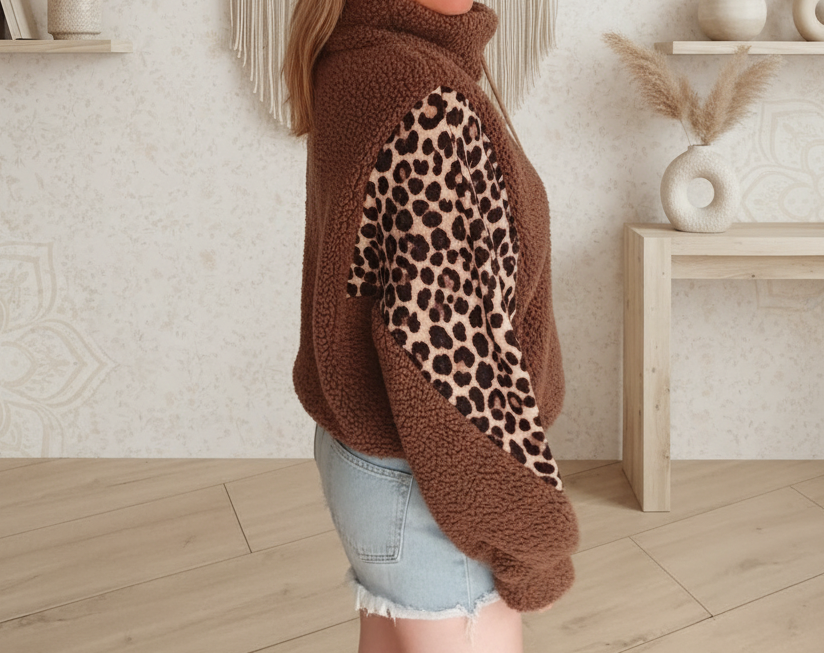 Boho-Luxe Damenpullover aus braunem Teddy-Fleece mit Leopardenmuster-Ärmeln.
