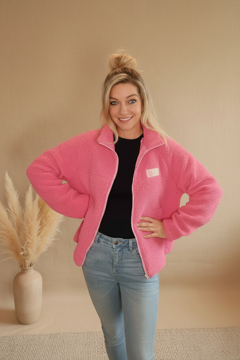 Teddyjacke Damen Pink Oversized – Frontansicht Hände in Hüften