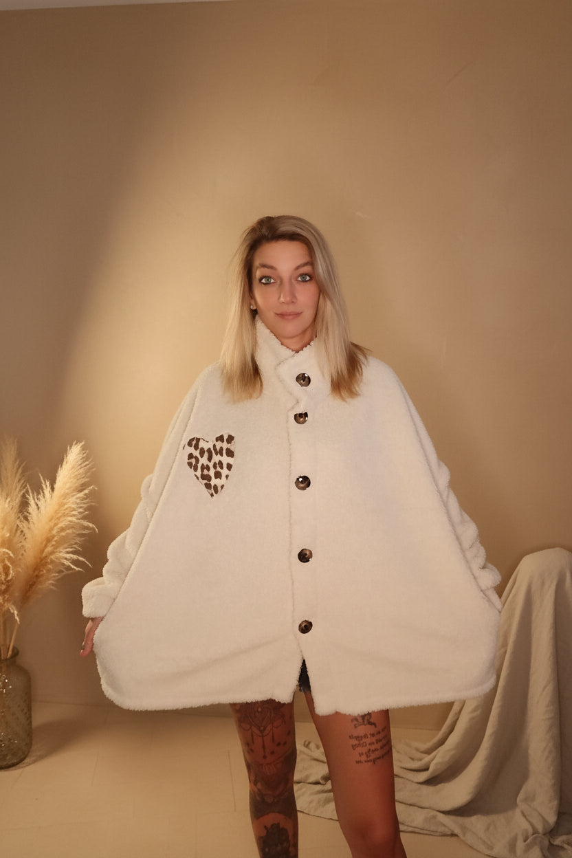 Oversize Teddy-Jacke cremeweiß – Ganzkörper Frontansicht – Damen Jacke Made in Italy
