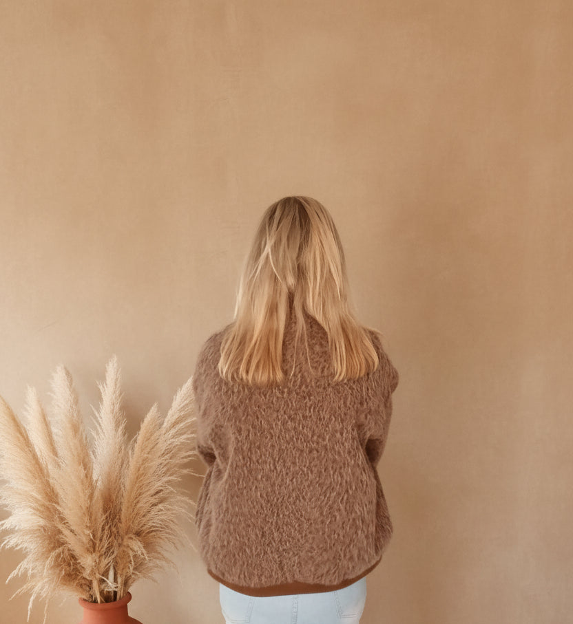 Damen Jacke braun mit pinken Streifen, Arme ausgestreckt, Boho-Stil