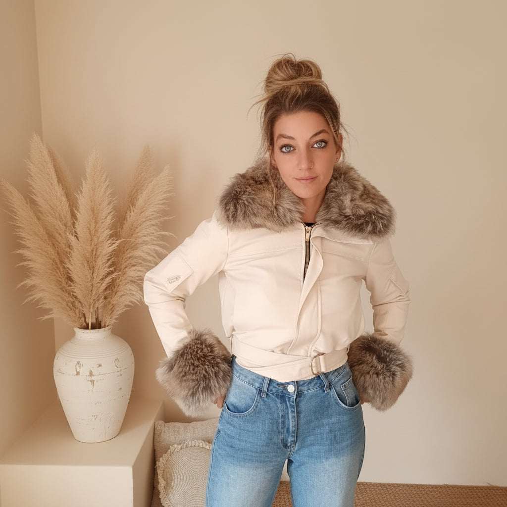 Damen Cropped Jacke cremeweiß mit Fellkragen und offenem Reißverschluss, Winter-Outfit mit Jeans