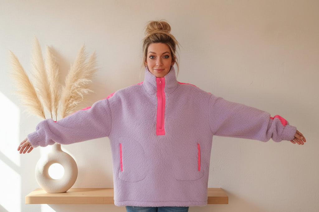 Damen Teddy Pullover Flieder im lässigen Winter Outfit mit Jeans