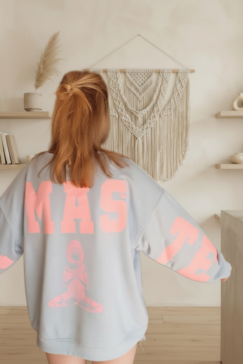 Boho-Luxe hellblauer Oversize-Sweatshirt aus weichem Stoff mit rosa Grafik-Print.