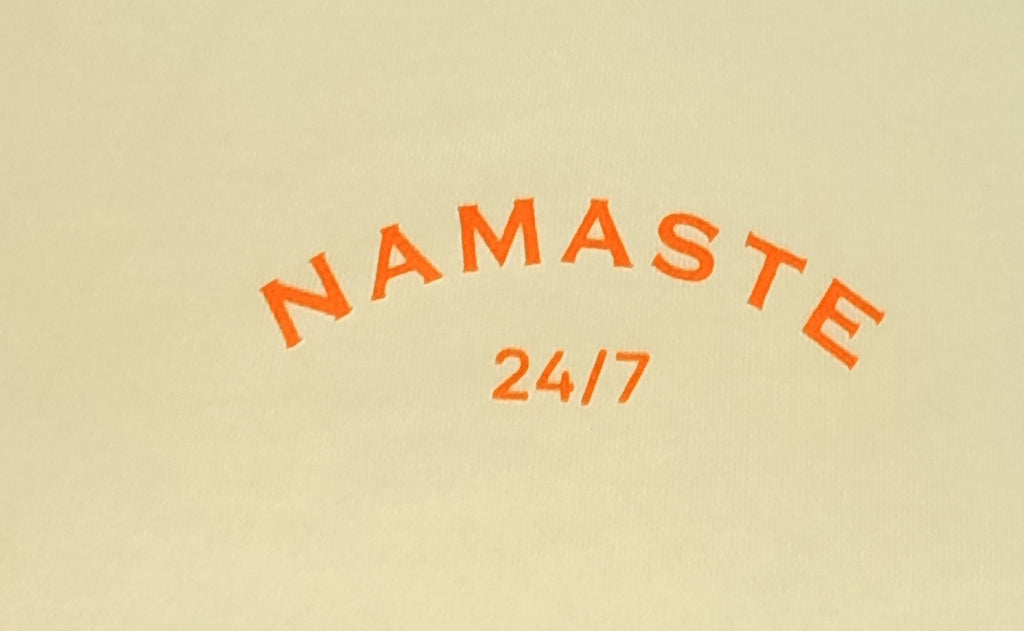 Namasté Oversize Sweatshirt Damen Pastellgelb – Detailansicht Neonorange Namasté 24/7 Print auf Brust
