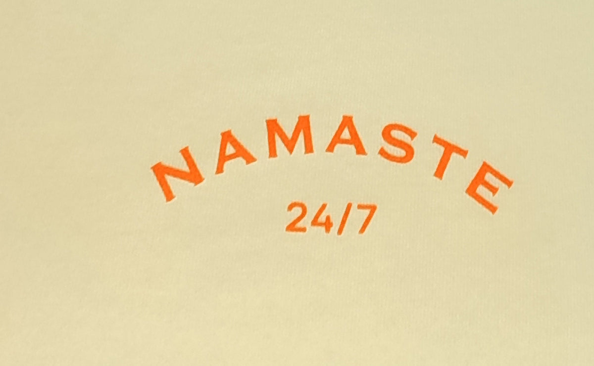 Namasté Oversize Sweatshirt Damen Pastellgelb – Detailansicht Neonorange Namasté 24/7 Print auf Brust