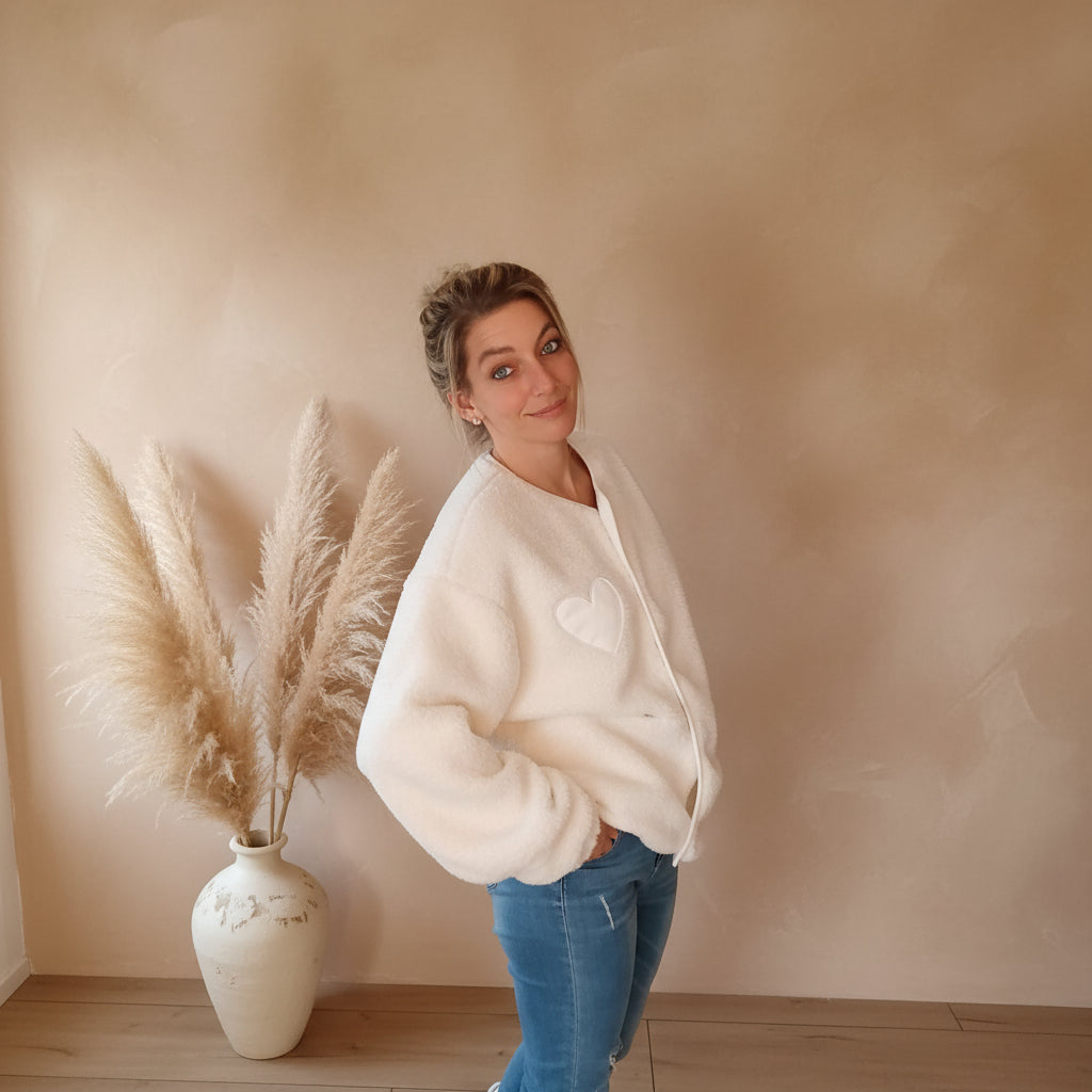 Teddyjacke Damen Weiß mit Herz – Seitlicher Blick Schulter Boho Creme