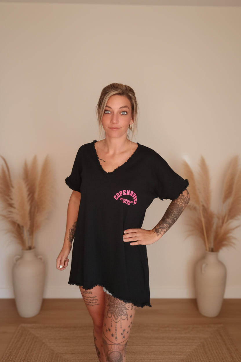 Boho-Luxe schwarzes Oversize-Shirt aus Baumwolle mit rosa Print.