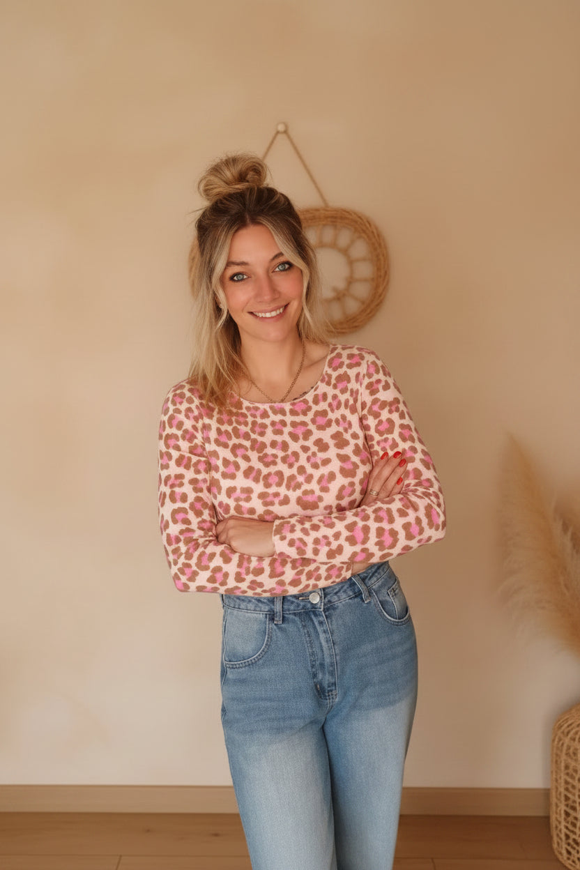 Langärmliges Leo-Oberteil in Rosa und Braun in Frontansicht am Model