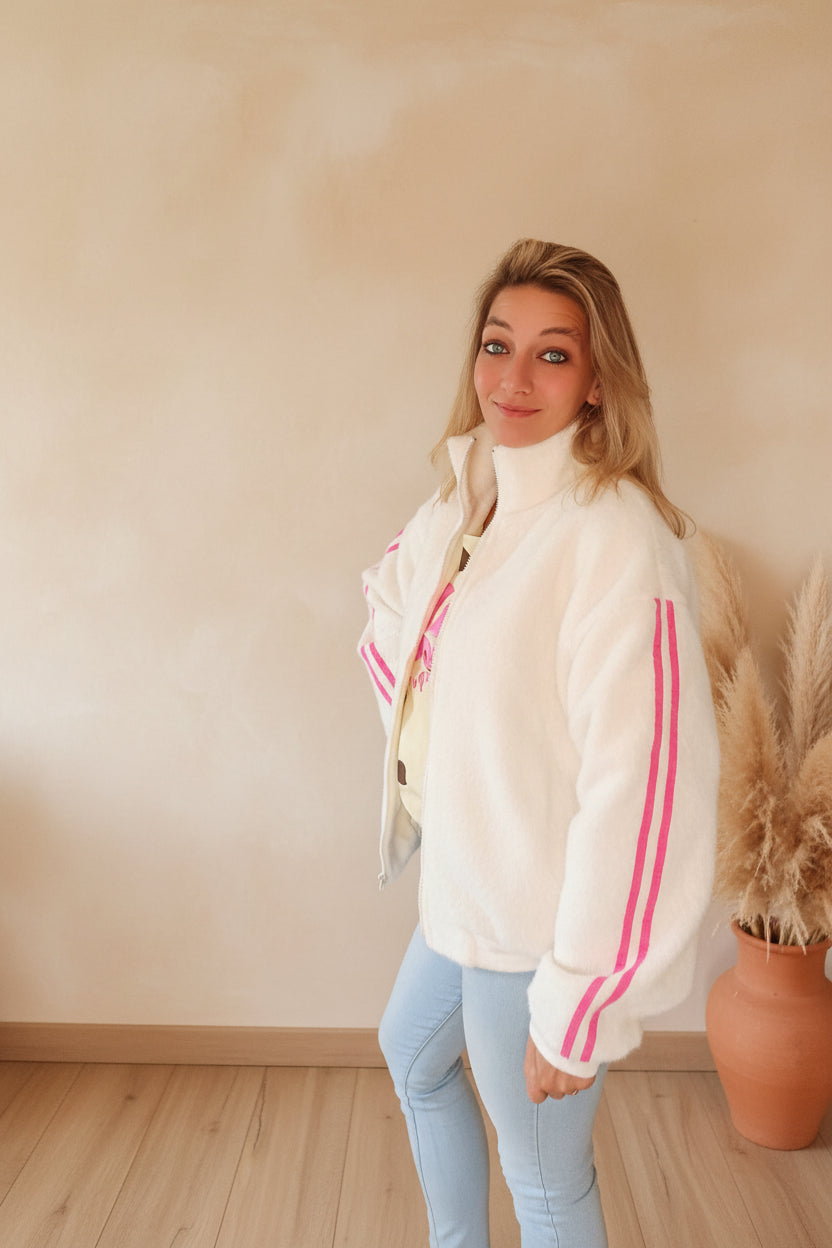 Damen Jacke weiß mit pinken Streifen, Frontansicht geöffnet, Pampas-Gras Boho-Deko