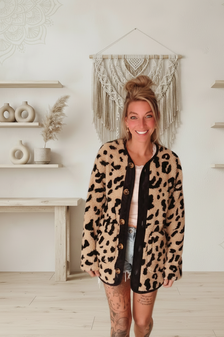 Boho-Luxe Damen-Cardigan mit Leopardenmuster aus flauschigem Teddy-Material in Beige und Schwarz.