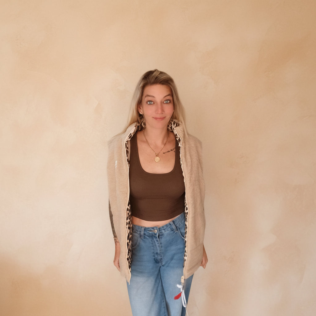 Wendeweste Leo Teddy von Zwillingsherz – Leo-Seite Ganzkörper, Layering-Look mit Jeans