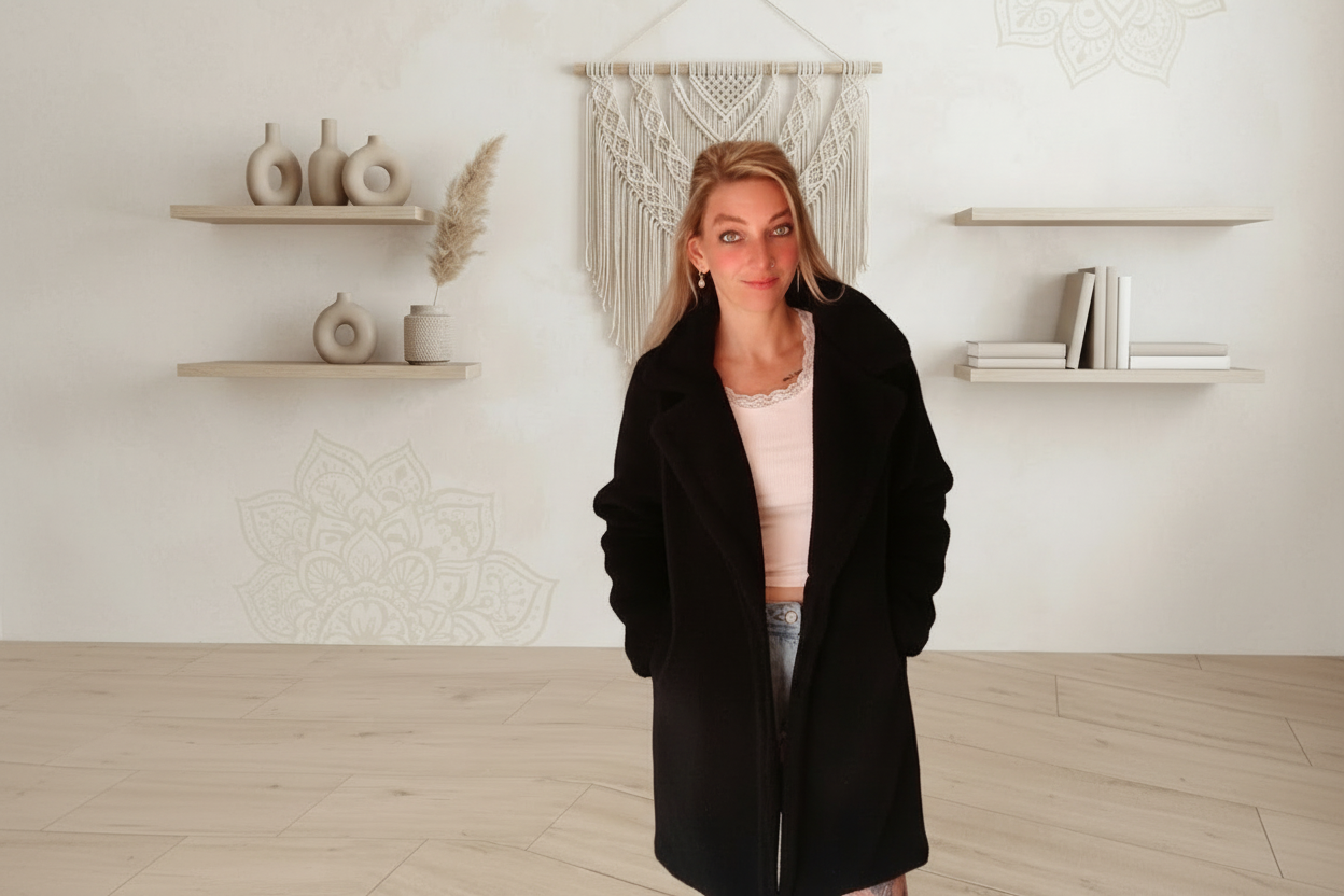 Teddy-Mantel Damen in Schwarz – offen getragen über weißem Top und Jeans, Boho-Setting