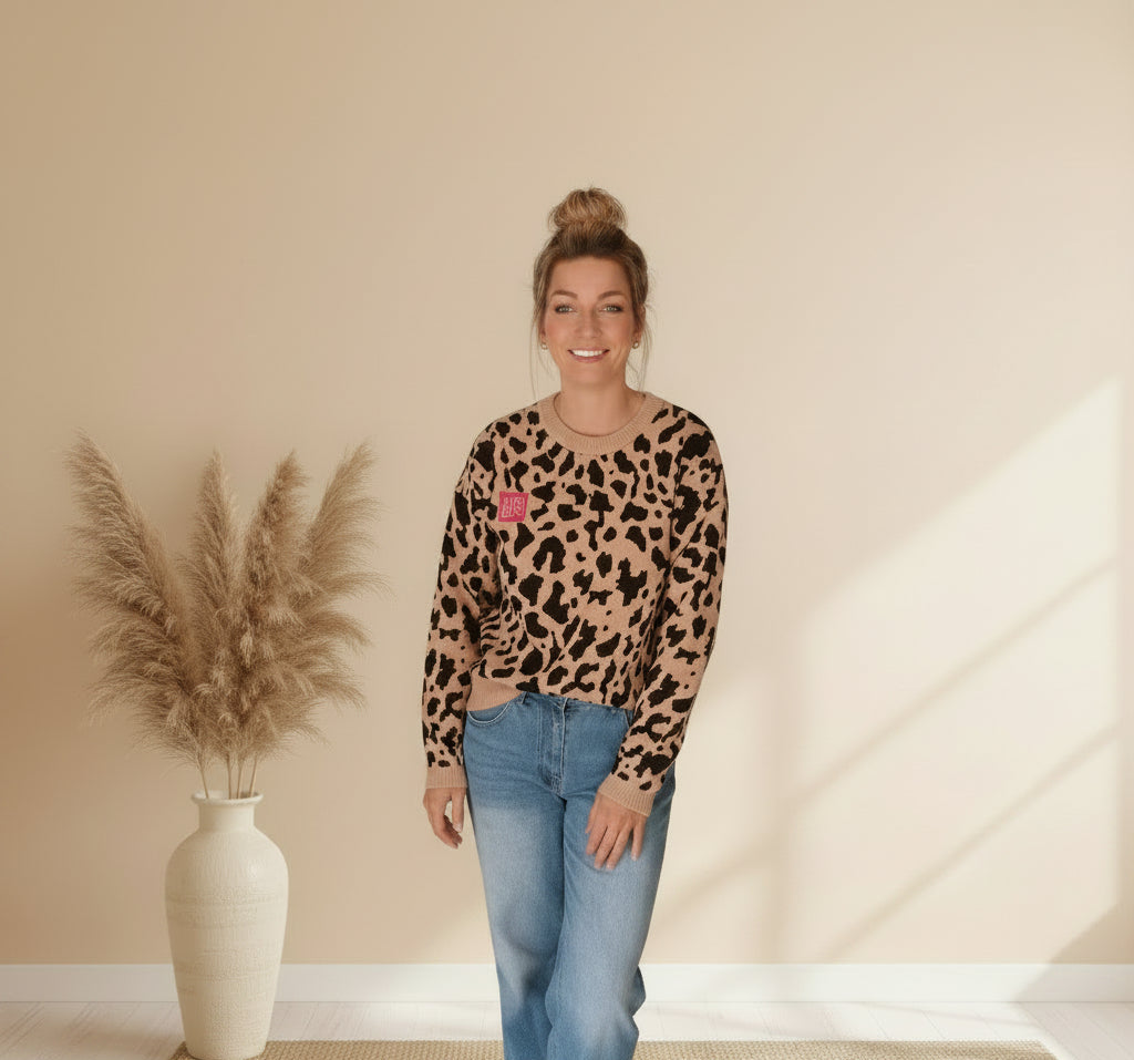 Beiger Damen-Strickpullover von Zwillingsherz mit Leopardenmuster, Frontansicht am Model