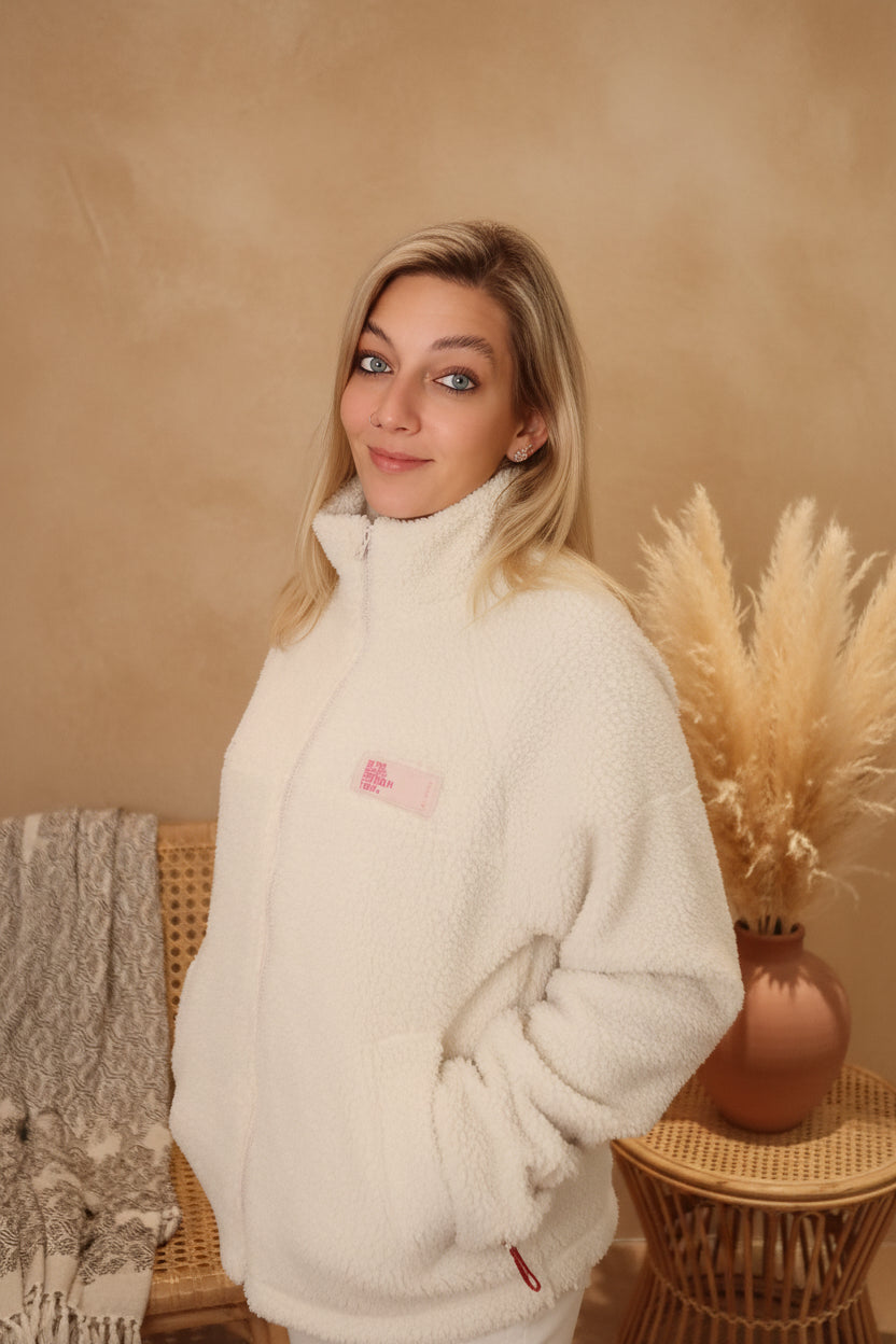 Teddyjacke Creme Damen Oversized – Seitenansicht Halbprofil