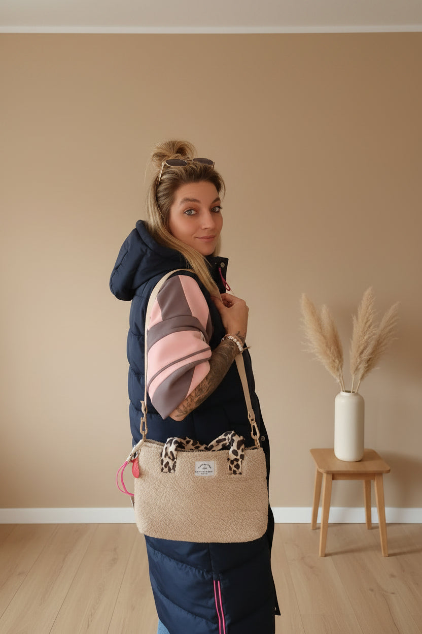 Teddy Handtasche Damen Beige getragen – Zwillingsherz Leo Classic Umhängetasche Lifestyle Boho