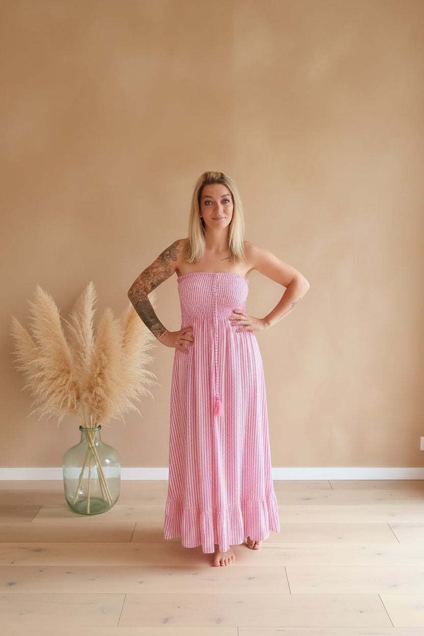 Boho-Luxe gestreiftes trägerloses Maxikleid in Rosa aus leichtem Stoff.