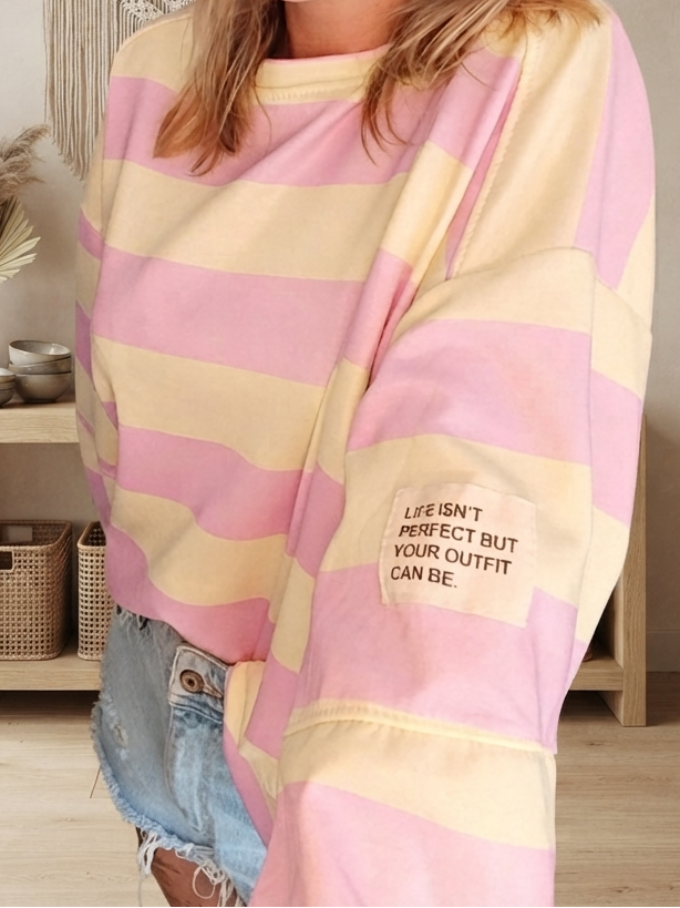 Oversize Streifen-Sweater Rosa-Creme – Frontansicht Statement-Patch am Ärmel, Damen Onesize