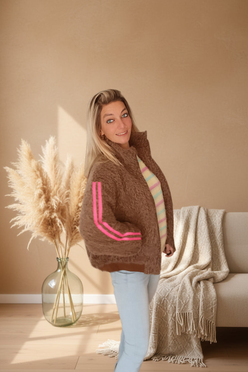 Damen Jacke braun mit pinken Streifen, Frontansicht Hände in Hüften, Pampas-Gras