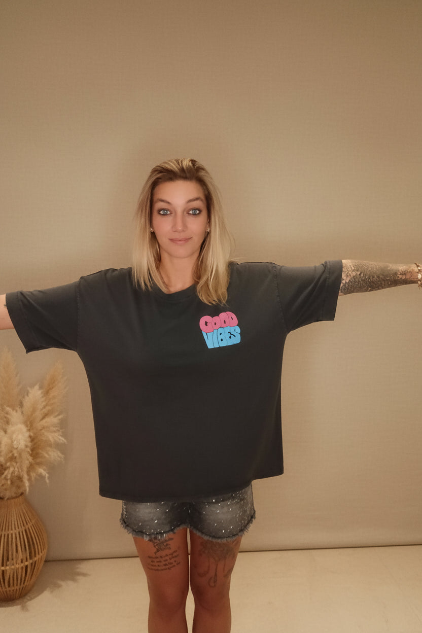 Good Vibes T-Shirt Damen Oversized – Arme ausgestreckt Schnitt sichtbar Boho Rattankorb