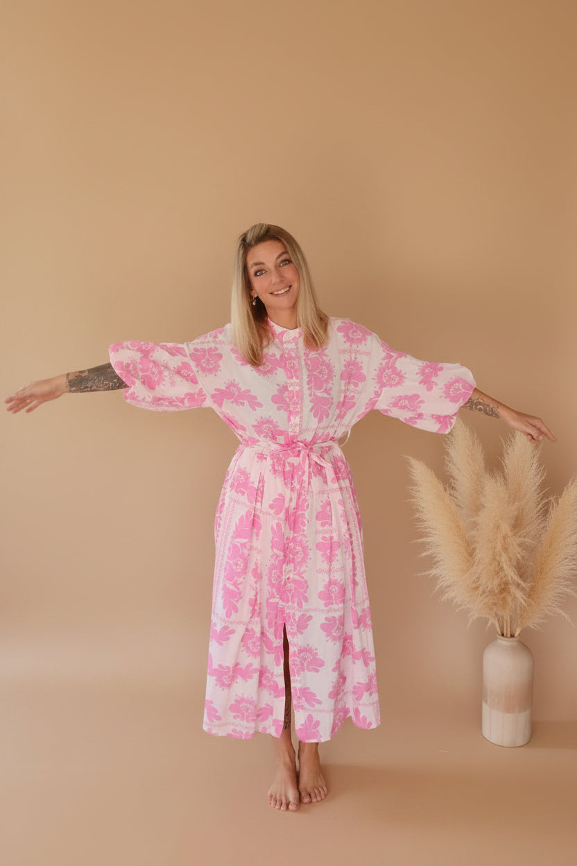 Blossom Kleid Rosa – Selbstbewusste Pose, rosa Blumenkleid Midi mit Puffärmeln und Schlitz, Damen Fashion