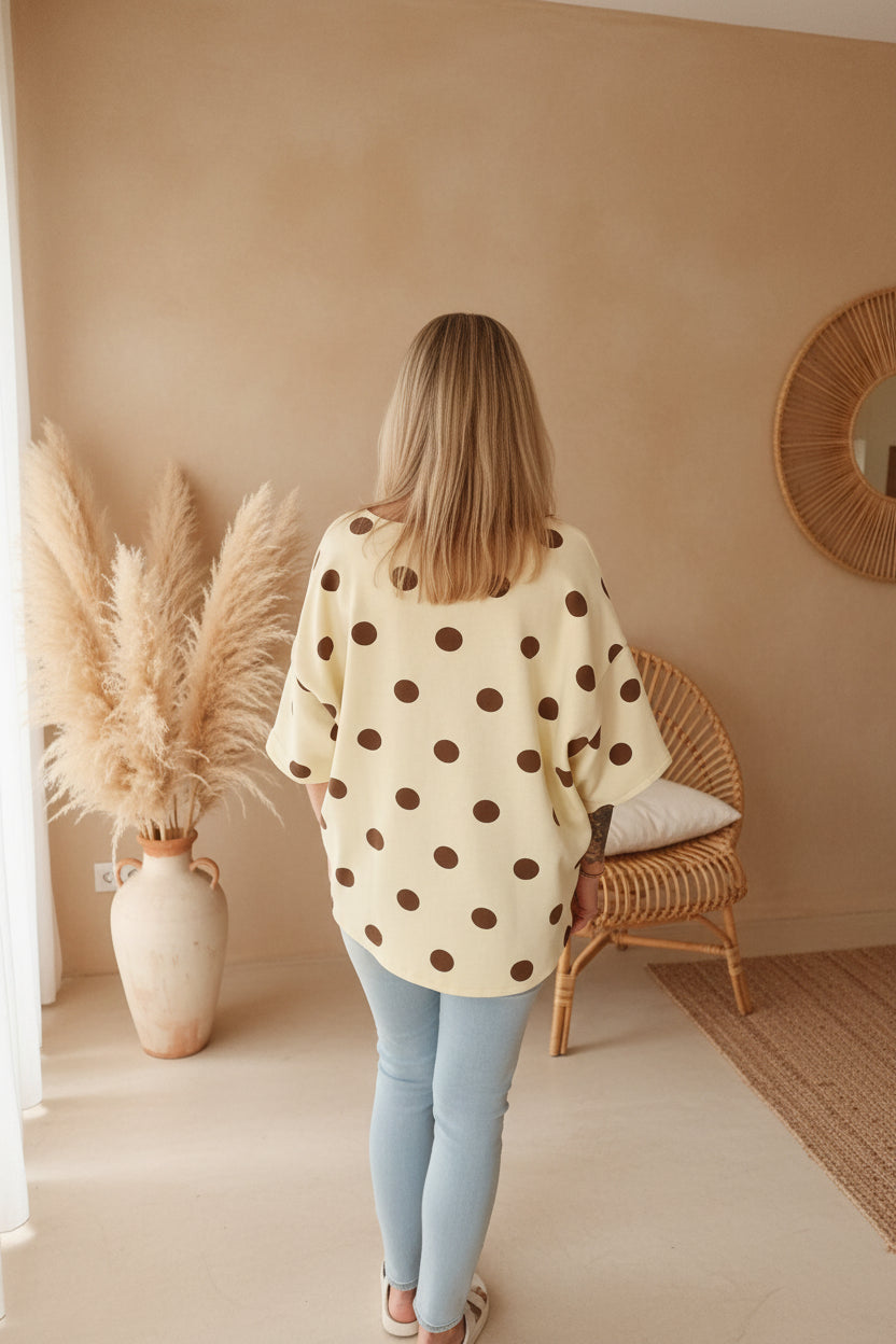 Club Amour Polka-Dot Shirt Gelb – Rückenansicht Oversize Schnitt, Pampas Vase und Rattan Sessel
