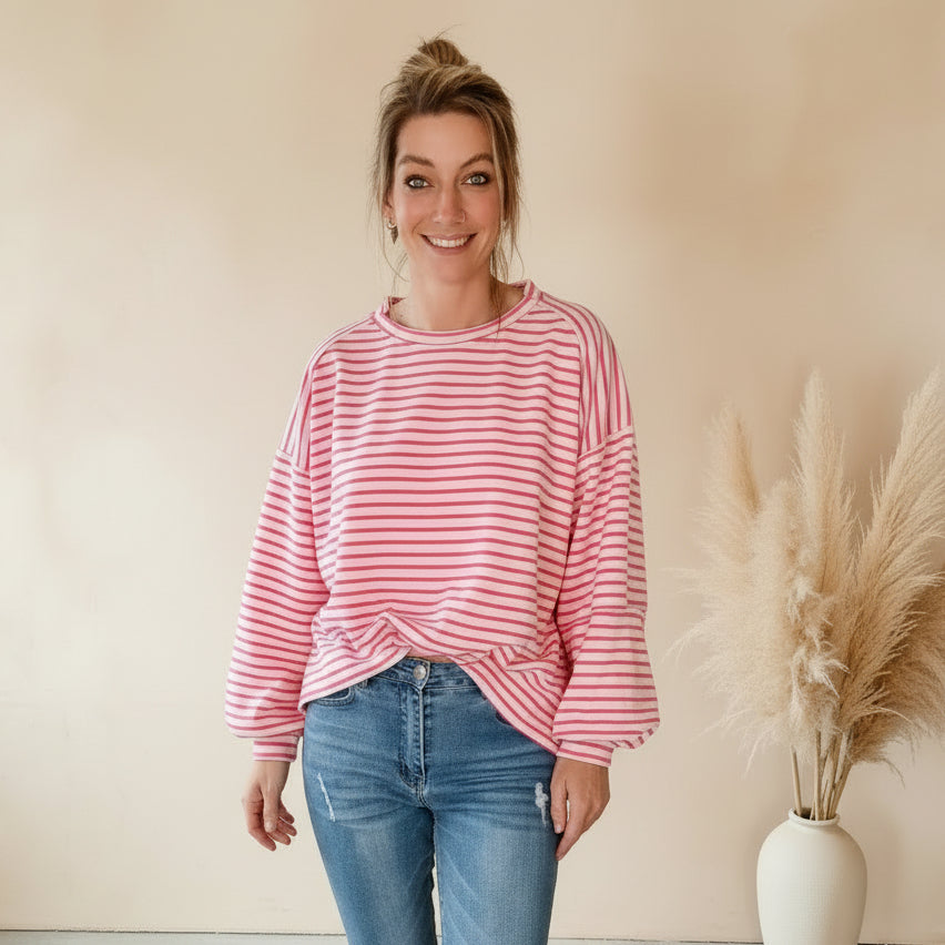 Frontansicht rosaweißes Damen Sweatshirt mit Querstreifen, locker zu Jeans kombiniert