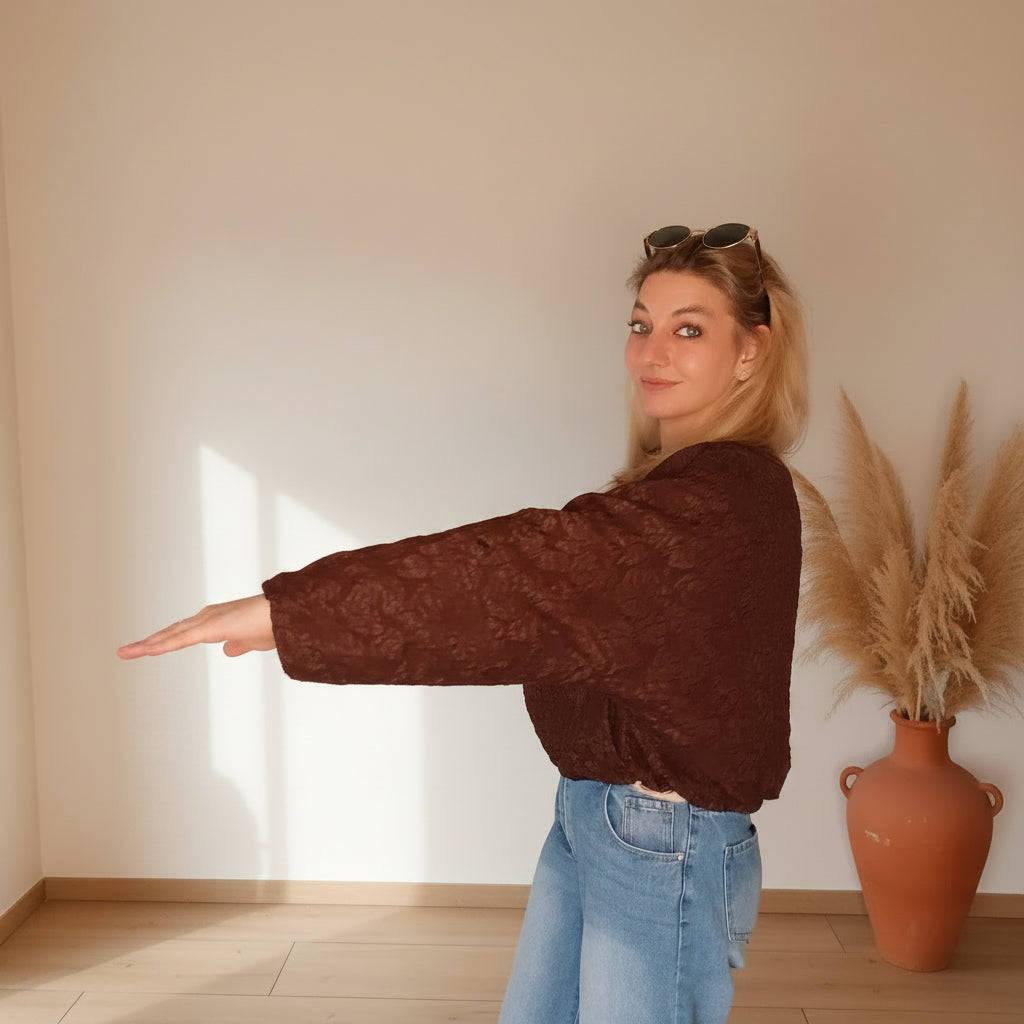 Braune Damen-Bomberjacke mit ornamentalem Muster in der Seitenansicht