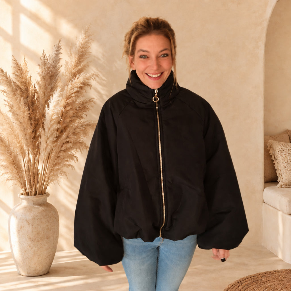Schwarze Damenjacke mit geschlossenem Reißverschluss und weitem Schnitt, gerade Frontansicht